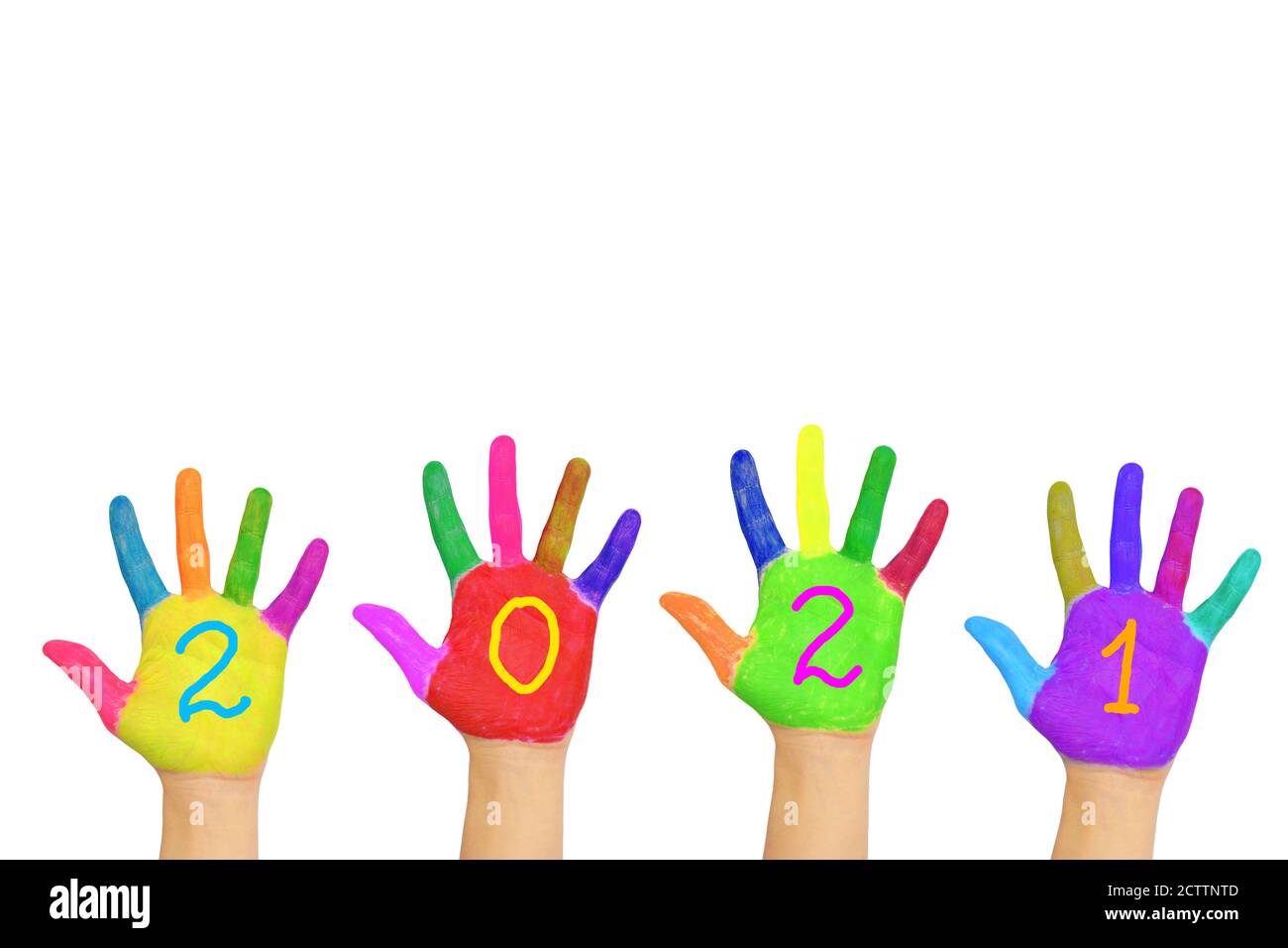 Le numéro 2021 écrit sur les mains peintes de couleurs vives. Concept nouvel an et vacances. Palmiers colorés, les gens célèbrent les vacances. Isolé sur une wh Banque D'Images
