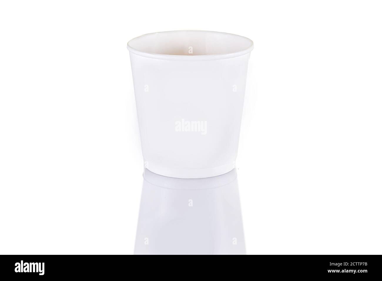 Coloré blanc rouge bleu jaune Paper Cup tasse gros plan, maquette isolé, pour boire, café, fond blanc zéro déchet ECO Banque D'Images