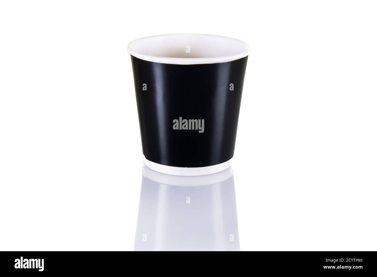 Coloré blanc rouge bleu jaune Paper Cup tasse gros plan, maquette isolé, pour boire, café, fond blanc zéro déchet ECO Banque D'Images