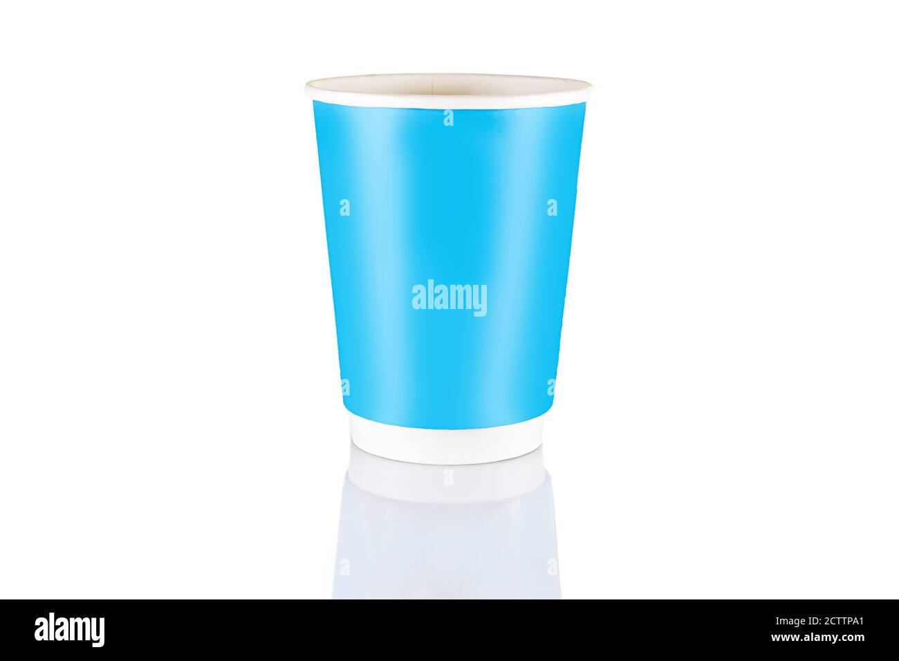Coloré blanc rouge bleu jaune Paper Cup tasse gros plan, maquette isolé, pour boire, café, fond blanc zéro déchet ECO Banque D'Images