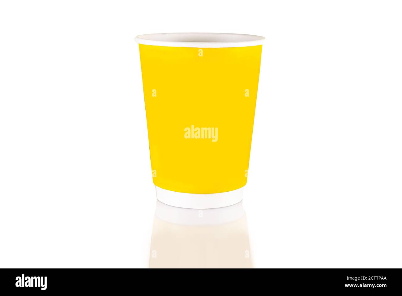 Coloré blanc rouge bleu jaune Paper Cup tasse gros plan, maquette isolé, pour boire, café, fond blanc zéro déchet ECO Banque D'Images