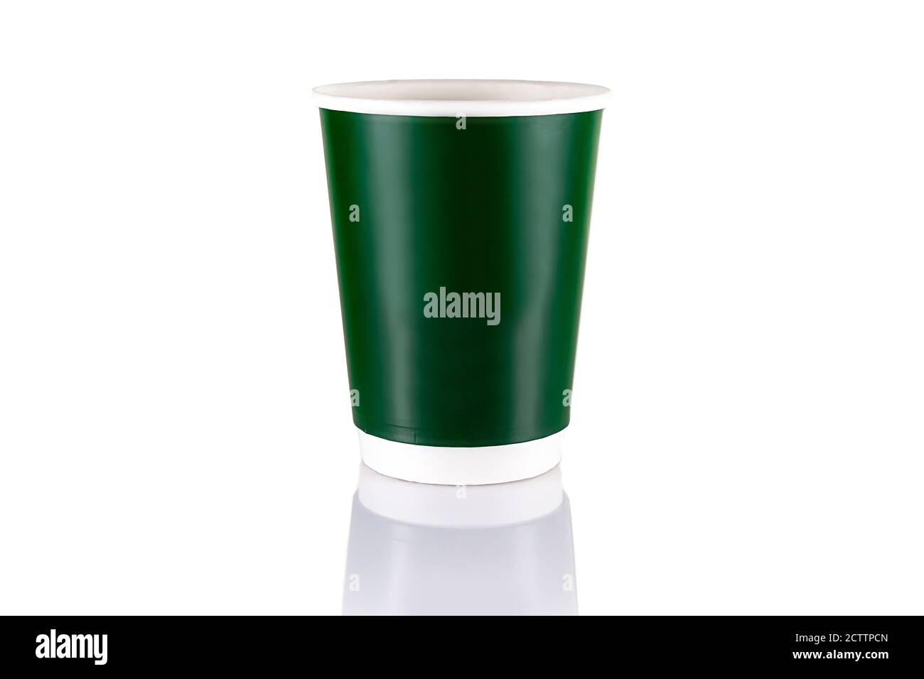 Coloré blanc rouge bleu jaune Paper Cup tasse gros plan, maquette isolé, pour boire, café, fond blanc zéro déchet ECO Banque D'Images