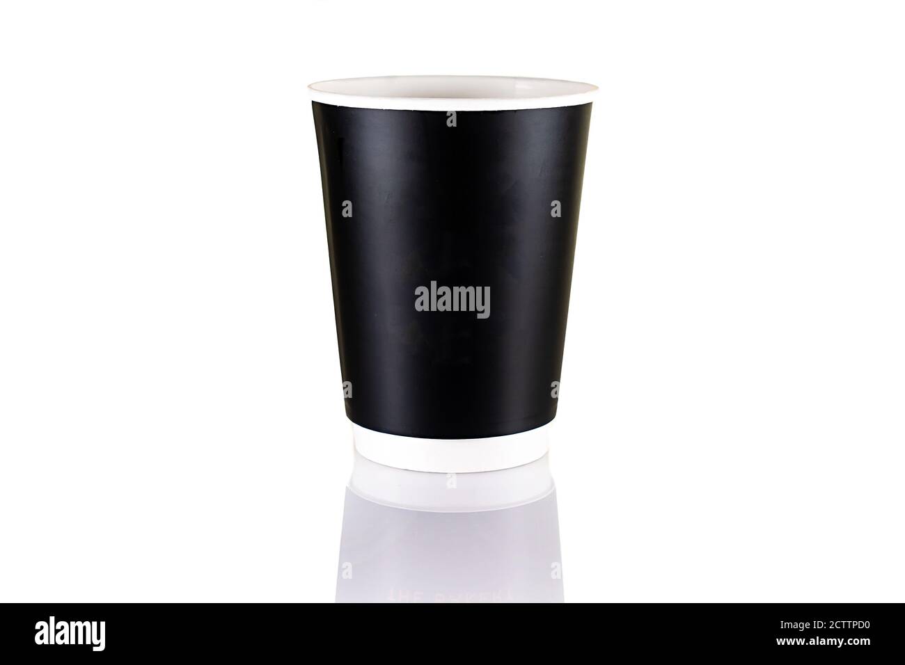 Coloré blanc rouge bleu jaune Paper Cup tasse gros plan, maquette isolé, pour boire, café, fond blanc zéro déchet ECO Banque D'Images