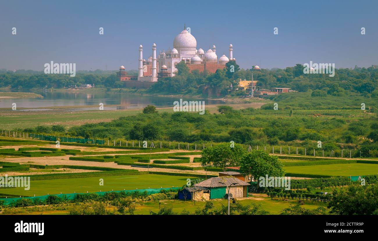 Vue de dessus du Taj Mahal, mausolée en marbre ivoire blanc dans la ville indienne d'Agra. Banque D'Images