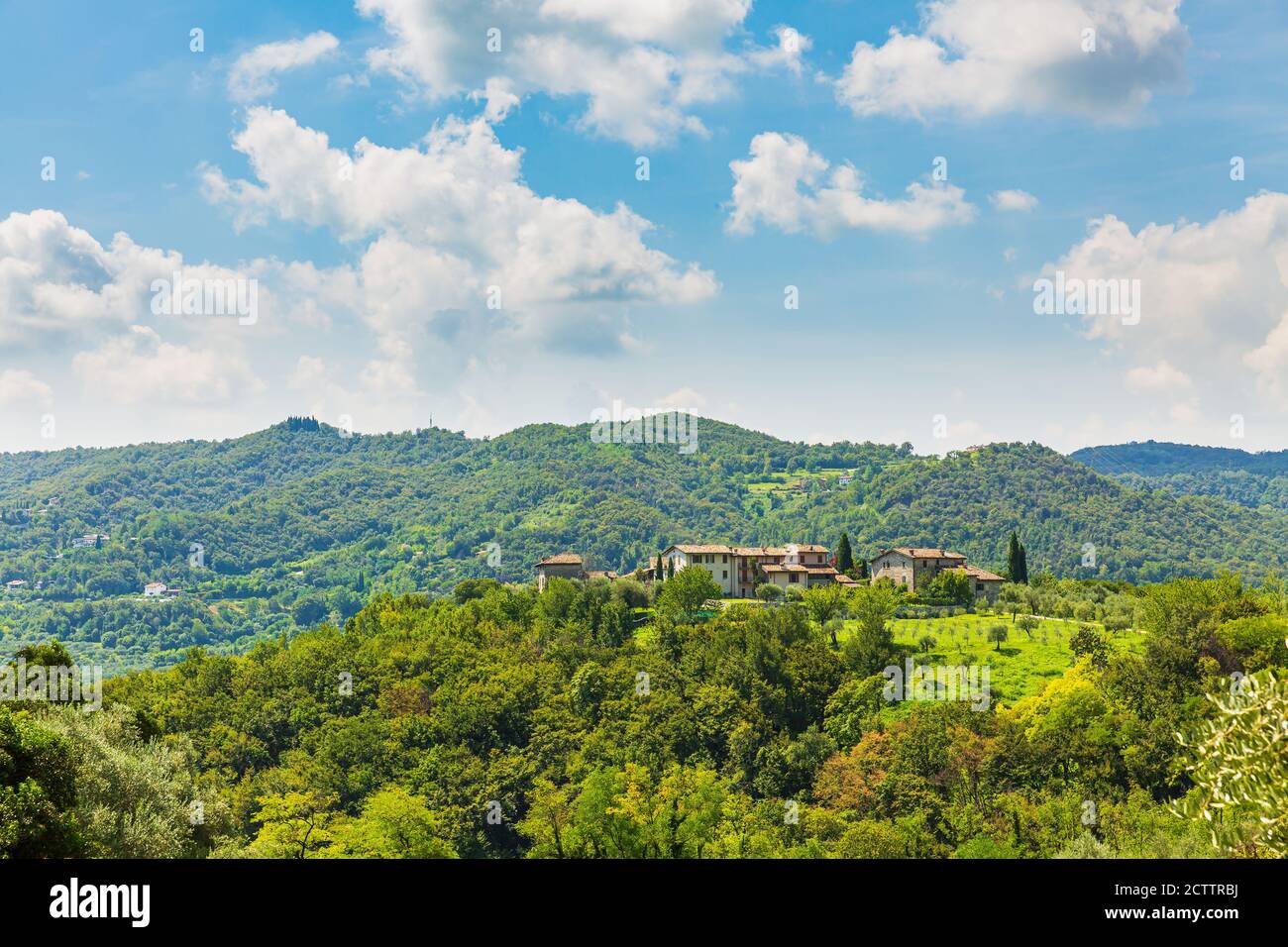 Paysage rural et un beau bleu ciel à un ancien petit village Renzano près de Salo, Brescia région Lombardie en Italie. Banque D'Images