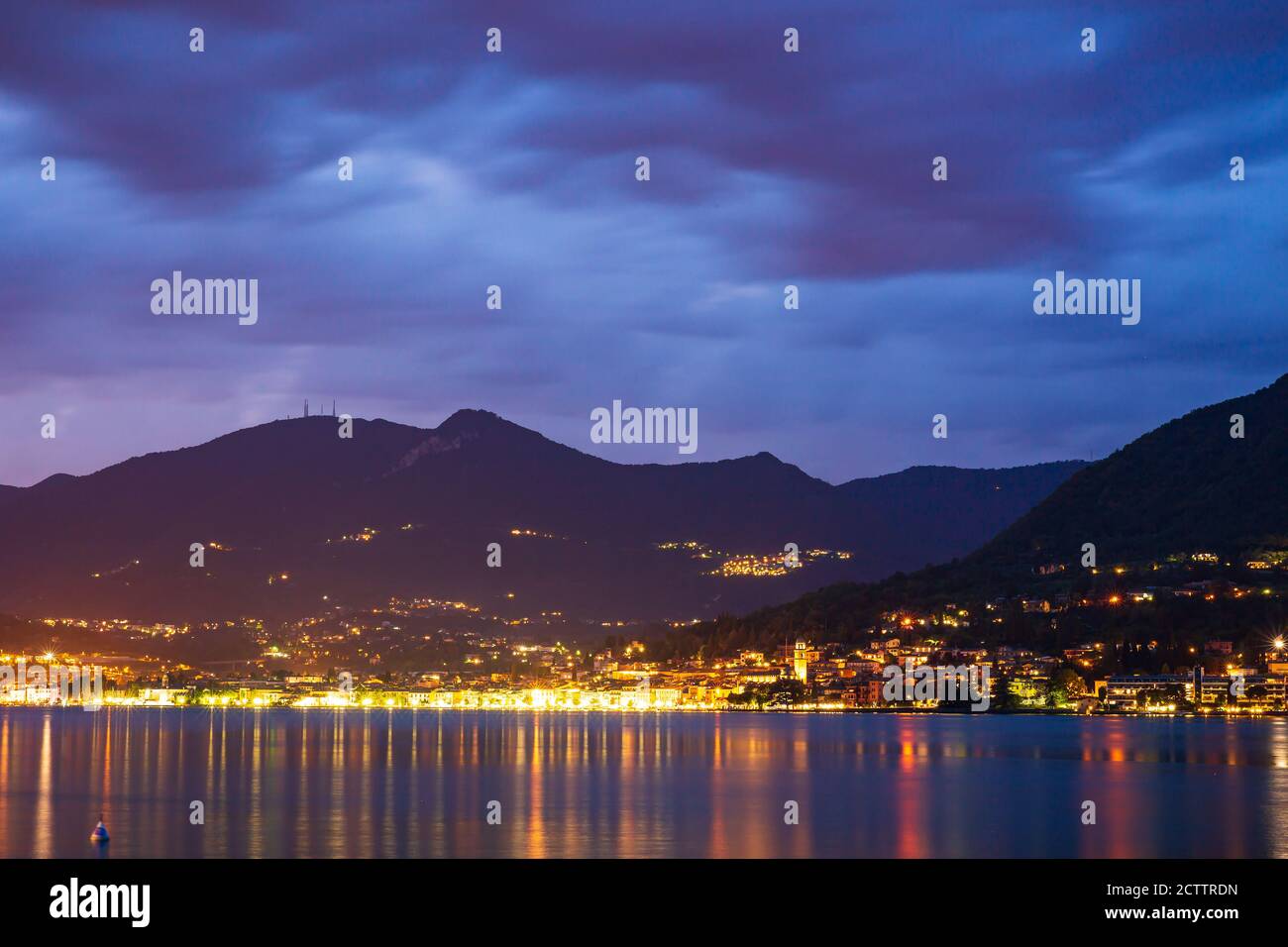 Salo, l'Italie, magnifique coucher de soleil au-dessus de l'eau au lac de Garde Banque D'Images