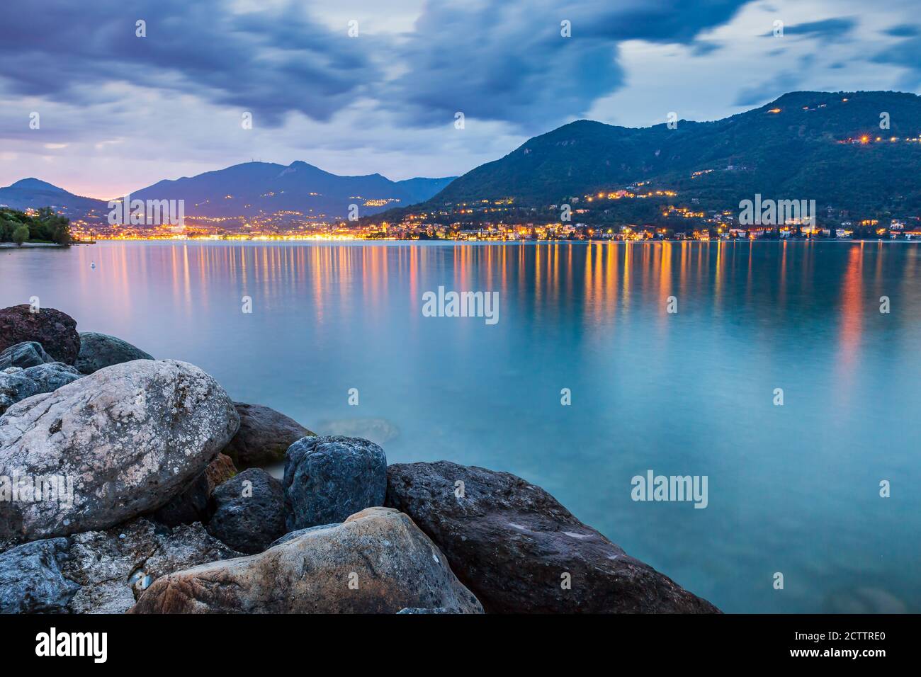 Salo, l'Italie, magnifique coucher de soleil au-dessus de l'eau au lac de Garde Banque D'Images