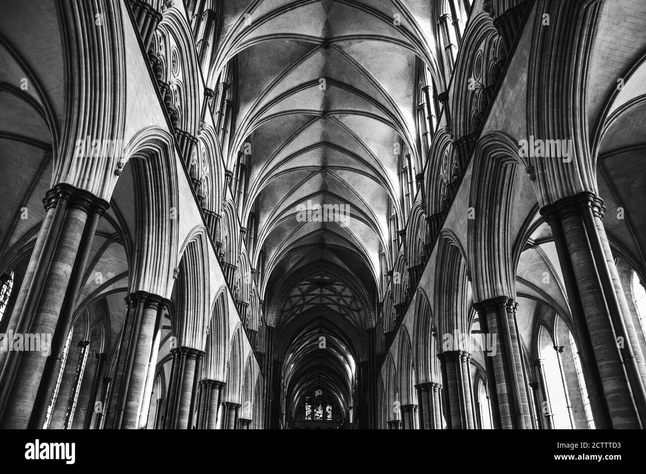 SALISBURY, Royaume-Uni - 25 AOÛT 2017 : célèbre intérieur de la cathédrale de Salisbury. Plafond voûté de nef et vitraux. Photo historique noir blanc Banque D'Images