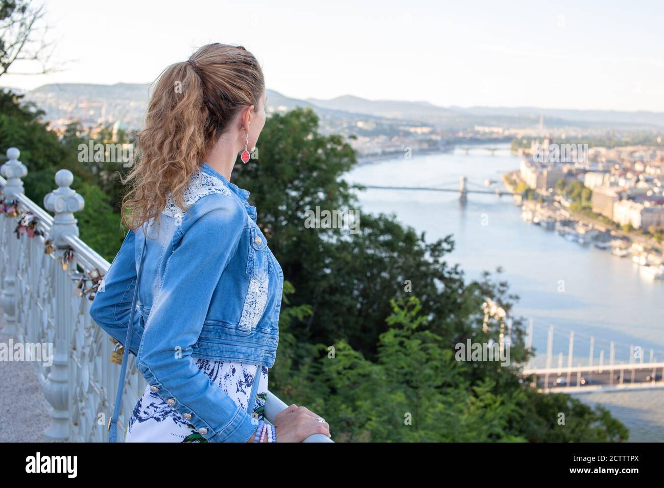 Jeune femme regardant le panorama de Budapest, vue arrière, Hongrie Banque D'Images