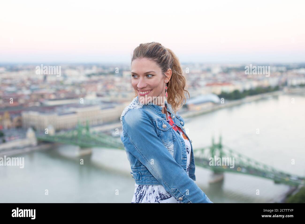 Bonne jeune femme joyeuse regardant loin à Budapest voyage, Hongrie Banque D'Images
