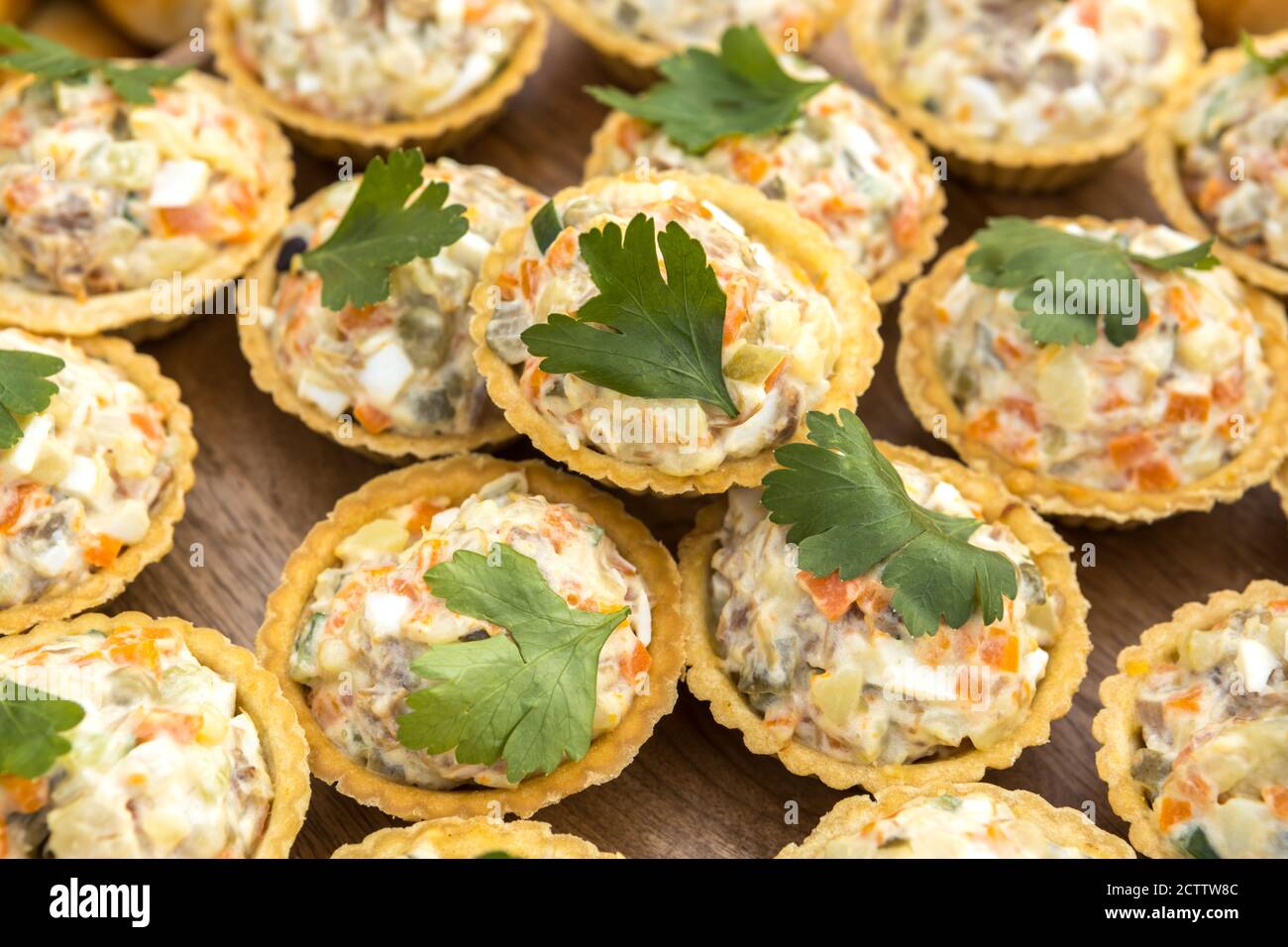 Salade avec des herbes dans des tartelettes sur un plateau en bois Banque D'Images