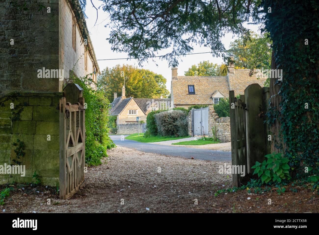 Village de Cotswold au début de l'automne. Taynton, Cotswolds, Oxfordshire, Angleterre Banque D'Images