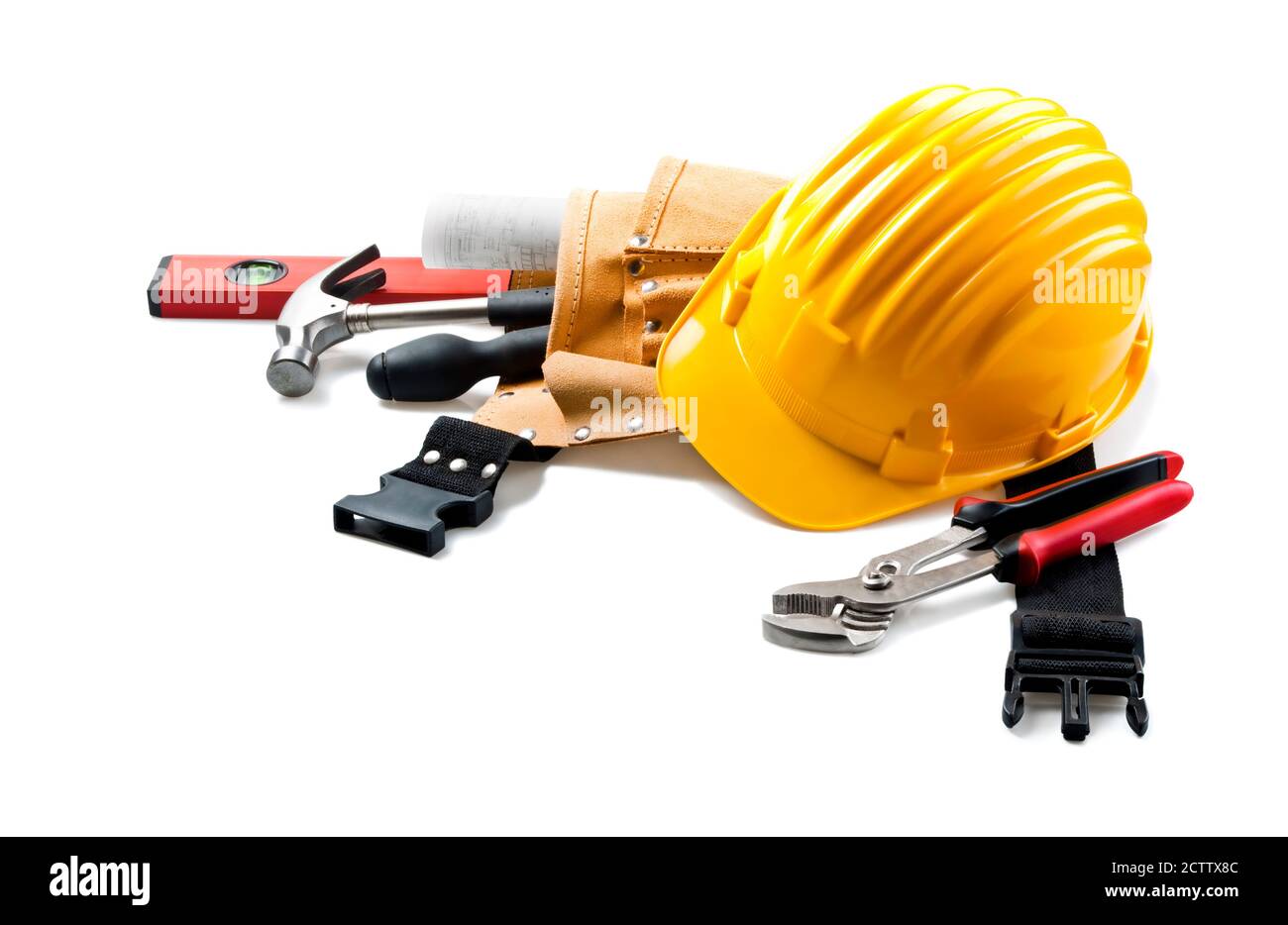 Équipement de l'entrepreneur. Casque de sécurité jaune avec outils, isolé sur fond blanc. Banque D'Images