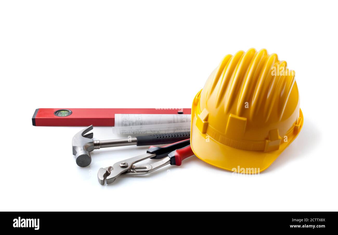 Équipement de l'entrepreneur. Casque de sécurité jaune avec outils, isolé sur fond blanc. Banque D'Images