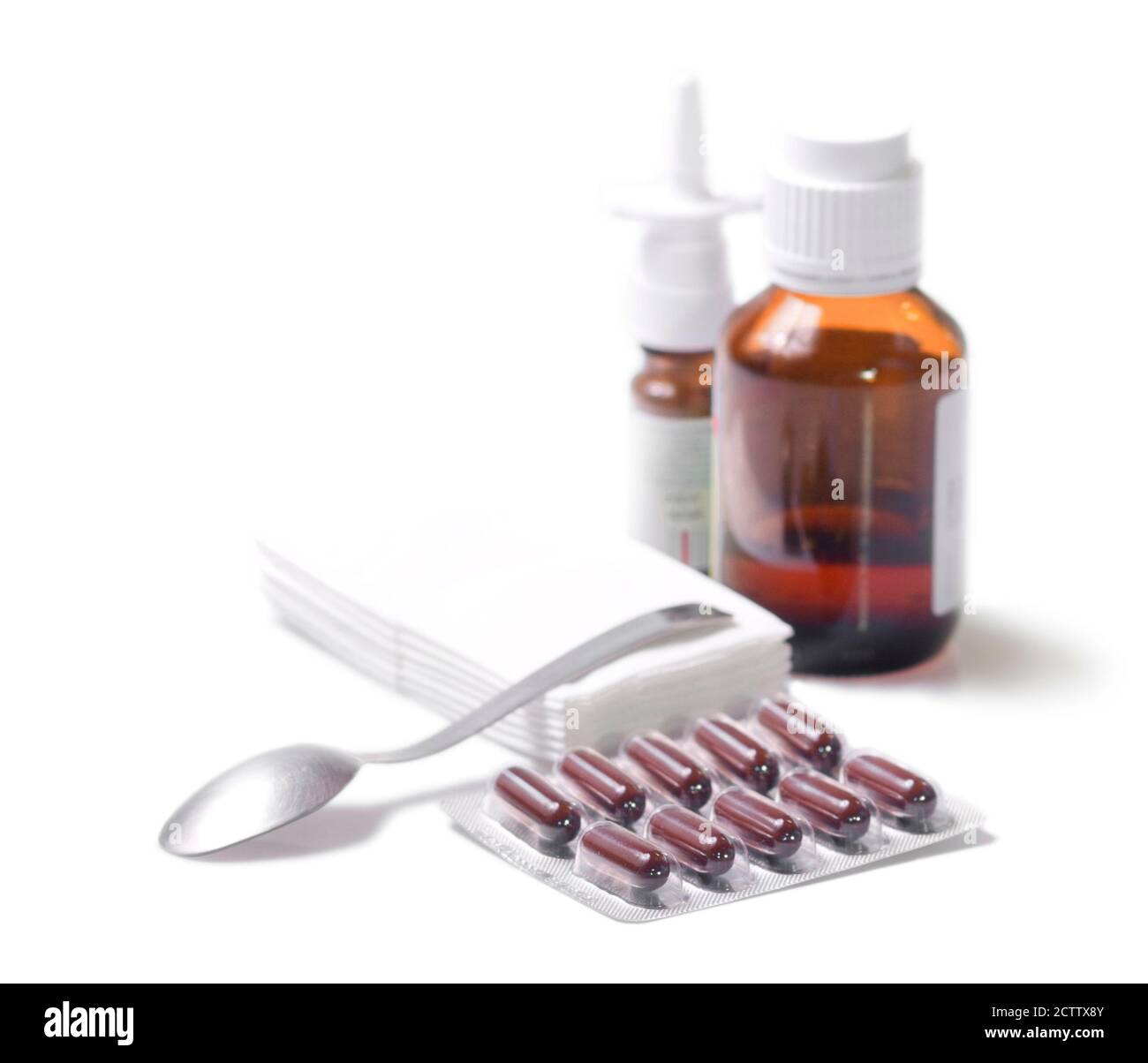 Médicaments avec cuillère et mouchoirs. Isolé sur fond blanc. Banque D'Images