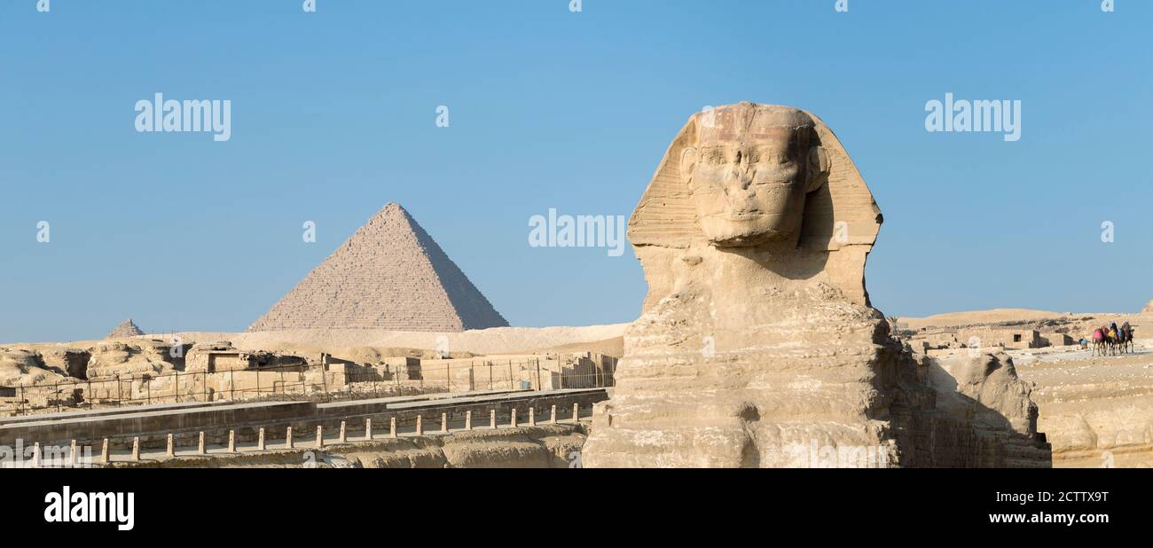 Le grand Sphinx avec la pyramide de Menkaure en arrière-plan, Giza, le Caire, l'Égypte Banque D'Images