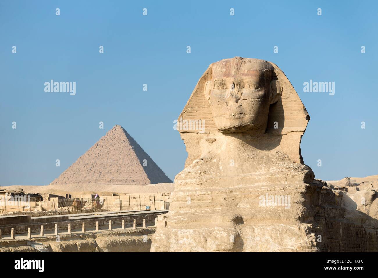 Le grand Sphinx avec la pyramide de Menkaure en arrière-plan, Giza, le Caire, l'Égypte Banque D'Images
