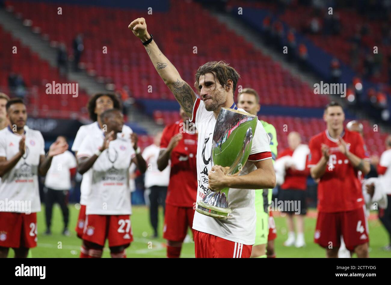 Firo: 24.09.2020 football, football UEFA Super Cup 2020 FC Bayern Munich Muenchen - Sevilla FC 2: 1 NV vainqueur de la Supercup européenne, FC Bayern Munich, célébration, jubilation, cérémonie de remise, avec coupe, jubilation, geste, geste, FCB Javi Martínez, Martinez, | usage dans le monde entier Banque D'Images