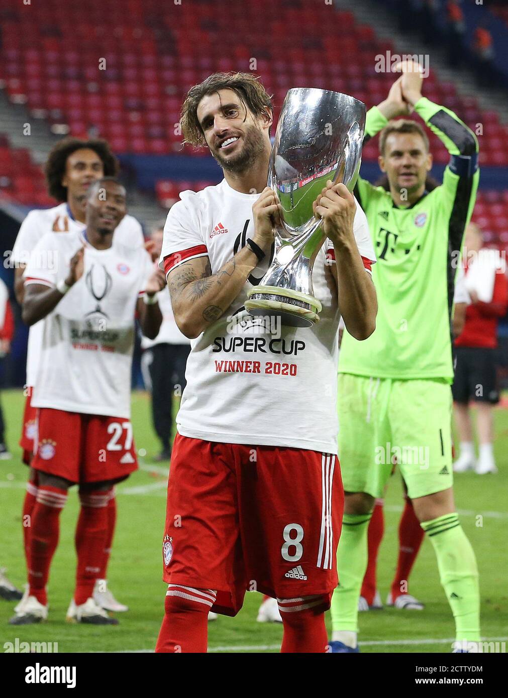 Firo: 24.09.2020 football, football UEFA Super Cup 2020 FC Bayern Munich Muenchen - Sevilla FC 2: 1 NV vainqueur de la Supercup européenne, FC Bayern Munich, célébration, jubilation, cérémonie de remise, avec coupe, jubilation, geste, geste, FCB Javi Martínez, Martinez, | usage dans le monde entier Banque D'Images