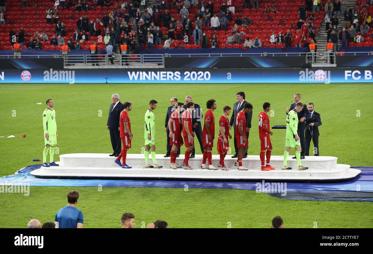 Firo: 24.09.2020 football, football UEFA Super Cup 2020 FC Bayern Munich Muenchen - Sevilla FC 2: 1 NV vainqueur de la coupe d'Europe, vainqueur, FC Bayern Munich, célébration, jubilation, cérémonie de remise des prix, FCB goalwart, goalhuter, gardien de but, Manuel Neuer, FCB Management, président de direction, Bayern boss, patron, Karl-Heinz Kalle Rummenigge, FCB goalwart, gardien de but, Alexander Nubel Martínez, Javi, utilisation, FCB, Martinez, dans le monde entier Banque D'Images