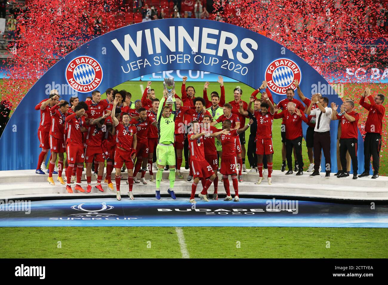 FIro: 24.09.2020 football, UEFA Super Cup 2020 FC Bayern Munich Muenchen - Sevilla FC 2: 1 NV vainqueur de la Supercup européenne, FC Bayern Munich, célébration, jubilation, cérémonie de remise de prix, avec coupe, jubilation, geste, geste, FCB goalwart, goalhuter, gardien de but, Manuel Neuer, Siegerfoto | utilisation dans le monde entier Banque D'Images
