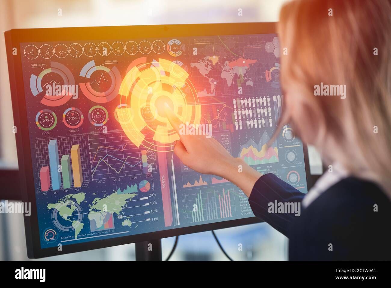 Directeur commercial utilisant un écran tactile numérique de technologie avancée avec un tableau récapitulatif des informations de données. Banque D'Images