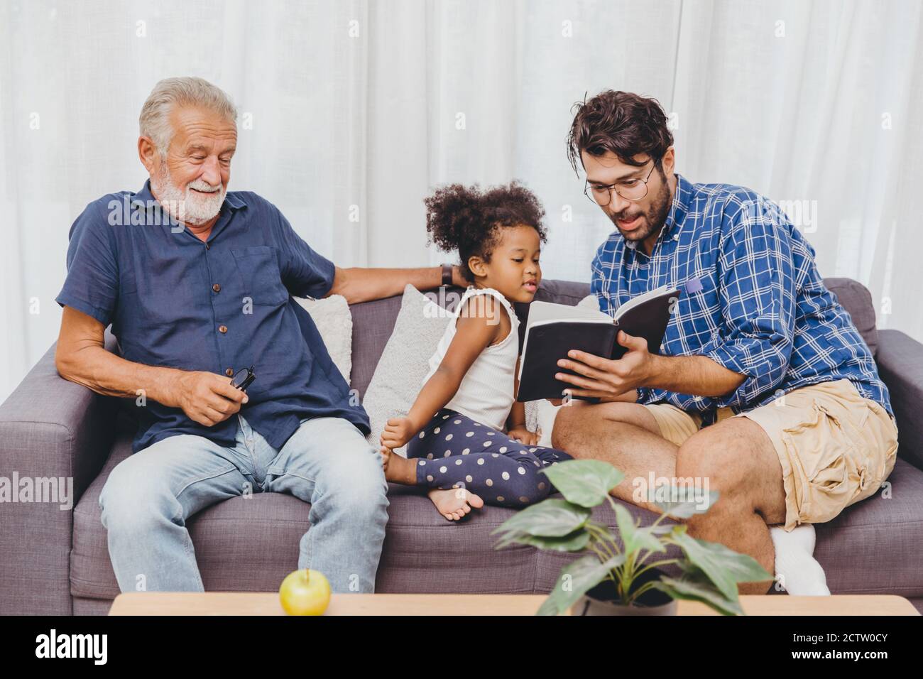 Les parents enseignent aux enfants un génie intelligent, une petite fille et un concept de famille intelligent. Banque D'Images