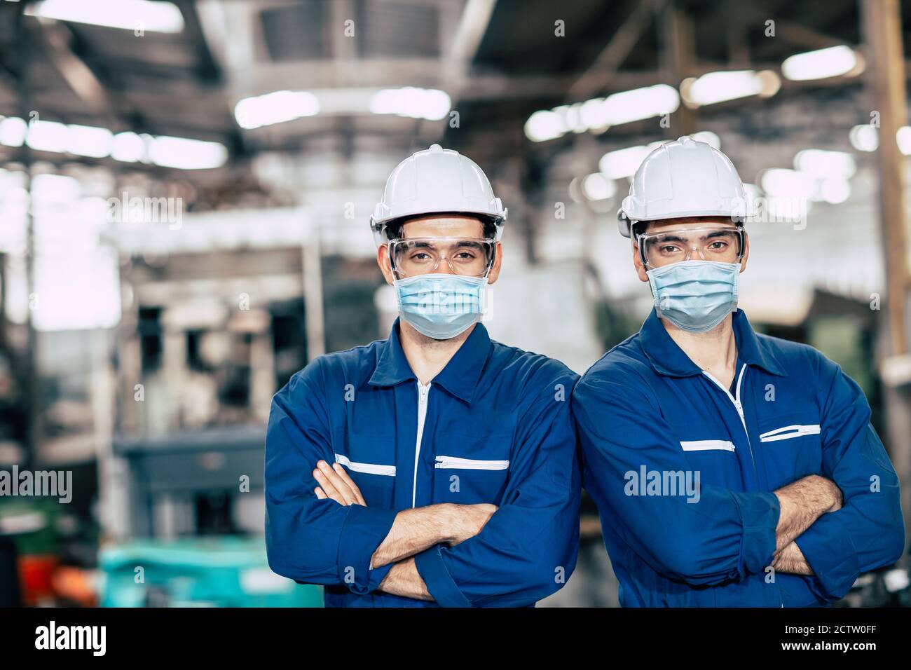 Portraitiste portant un masque facial ou un masque facial jetable pendant Équipe de service travaillant en usine pour prévenir le coronavirus (Covid-19) ou l'air pollution par la poussière Banque D'Images
