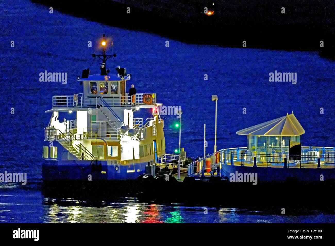 Fierté de l'exploitation du traversier Tyne North Shields Cross Tyne À l'amarrage de nuit à North Shields Banque D'Images