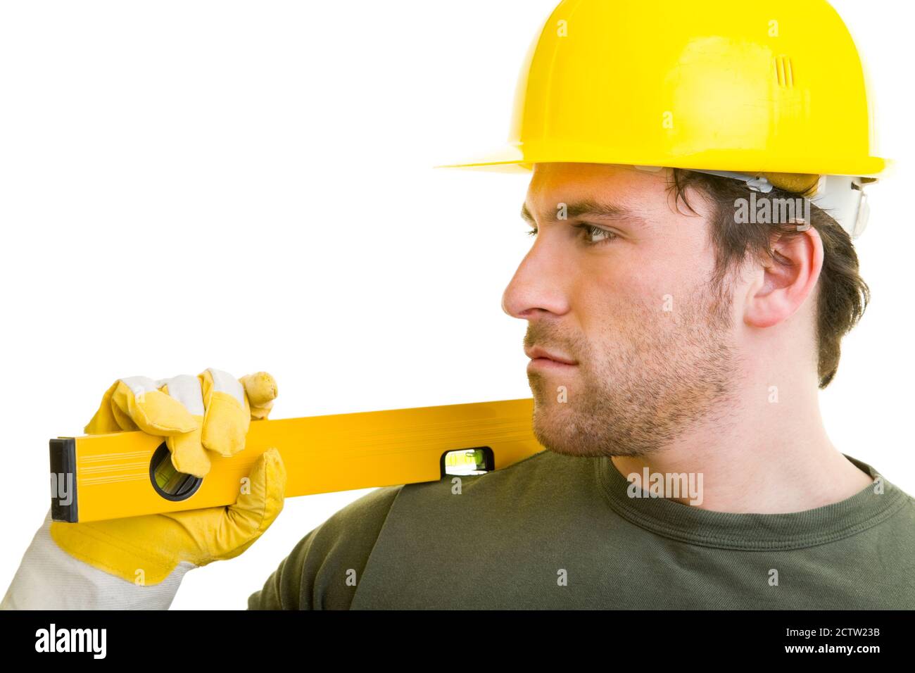 Ouvrier de construction avec casque et niveau à bulle Banque D'Images