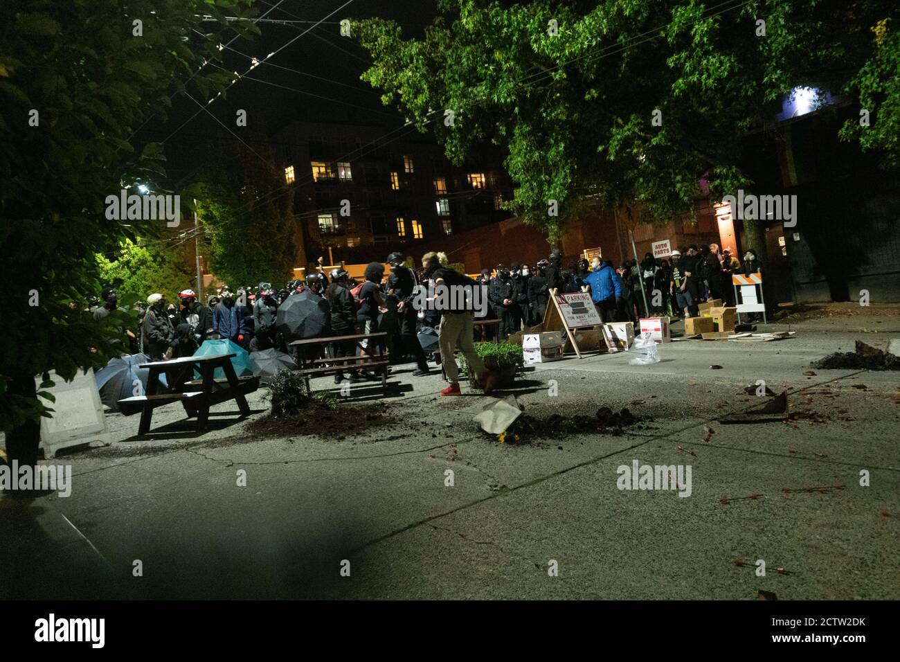 Seattle, Washington, États-Unis. 24 septembre 2020. Les manifestants de la police de Seattle se définancent dans les rues de seattle pour protester contre la décision du jury de Breonna Taylor. Crédit: albert halim/Alay Live News Banque D'Images