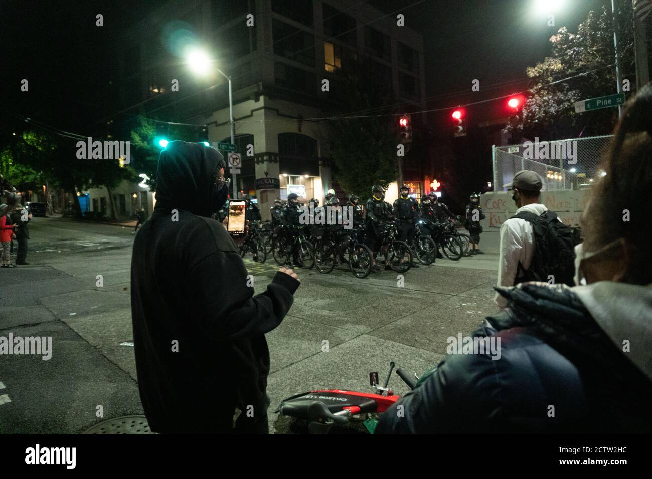 Seattle, Washington, États-Unis. 24 septembre 2020. Les manifestants de la police de Seattle se définancent dans les rues de seattle pour protester contre la décision du jury de Breonna Taylor. Crédit: albert halim/Alay Live News Banque D'Images