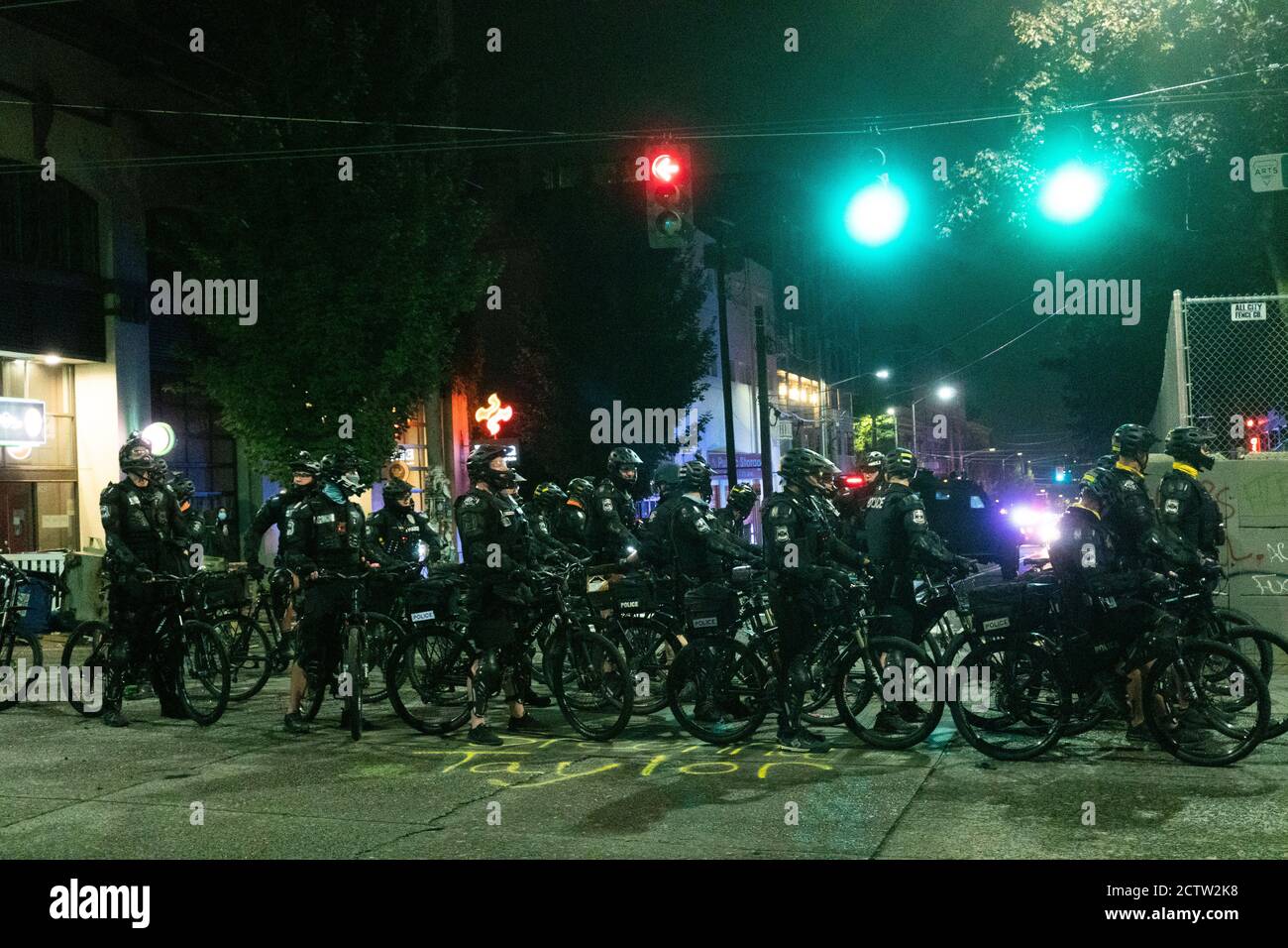 Seattle, Washington, États-Unis. 24 septembre 2020. Les manifestants se tiennent avec la police de Seattle. Crédit: albert halim/Alay Live News Banque D'Images