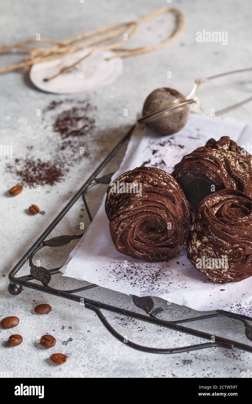 Le processus de fabrication du guimauve zephyr à la cuisine du magasin de pâtisserie. Guimauve de café maison. Photographie alimentaire. Zephyr saupoudrés de poudre brun foncé Banque D'Images