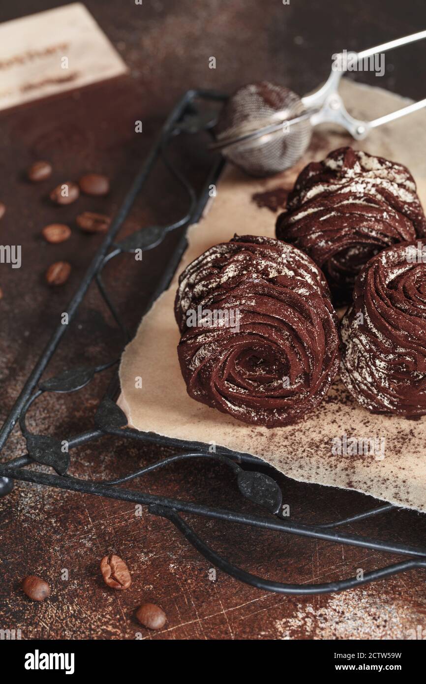 Le processus de fabrication du guimauve zephyr à la cuisine du magasin de pâtisserie. Guimauve de café maison. Photographie alimentaire. Zephyr saupoudrés de poudre brun foncé Banque D'Images
