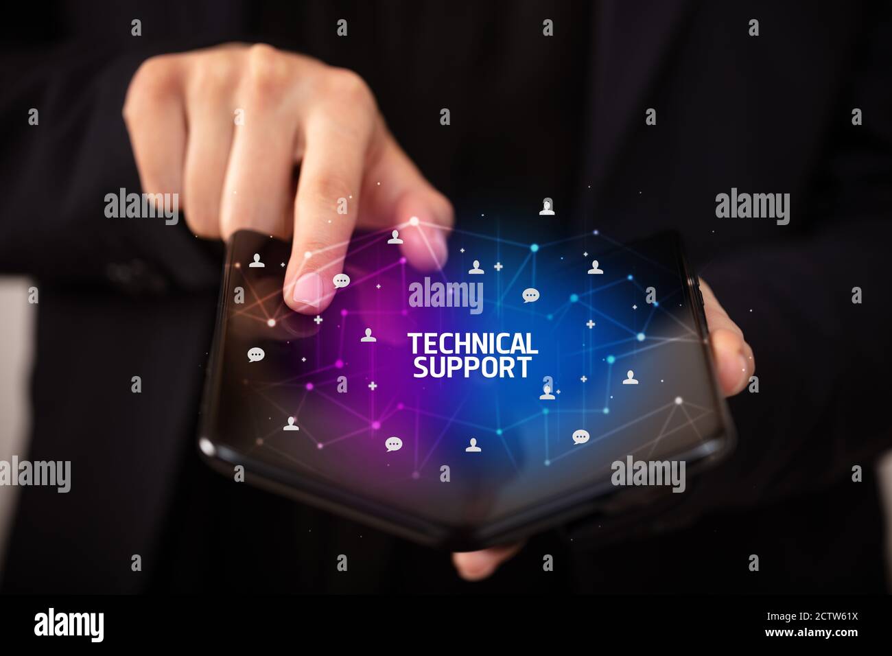 Businessman holding a smartphone pliable avec le soutien technique de l'inscription, la nouvelle technologie concept Banque D'Images