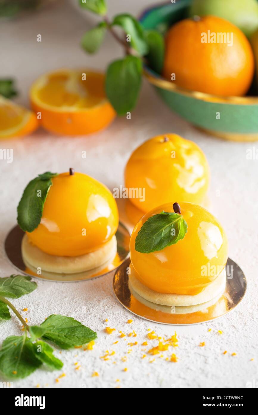 Dessert Mousse Avec Zeste D Orange Et Menthe En Forme De Fruit D Orange Gateau Mousse Photo Stock Alamy