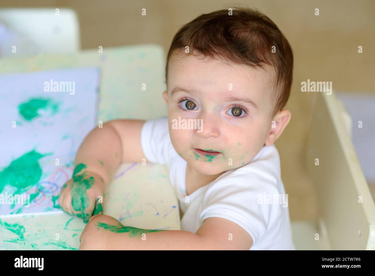 Joli Adorable Enfant Peint A La Table Portrait Petit Dessin De Bebe Avec Peinture Verte Concentrez Vous Sur Le Visage Des Enfants Photo Stock Alamy