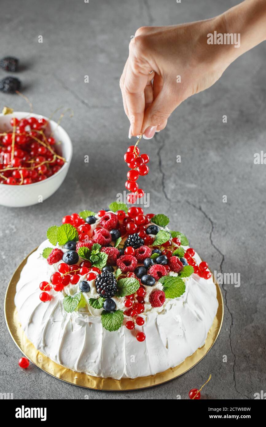 Gateau Pavlova A La Creme Et Aux Baies Fraiches D Ete Gros Plan Sur Le Dessert Pavlova Avec Des Fruits De La Foret Et De La Menthe Photographie Alimentaire Le Processus De Decoration