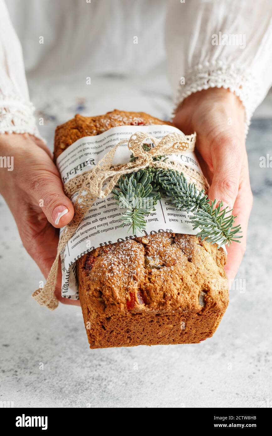 Stollen est un pain aux fruits à coque, aux épices, aux fruits secs ou confits, enrobé de sucre en poudre. C'est un pain allemand traditionnel mangé pendant le Christ Banque D'Images