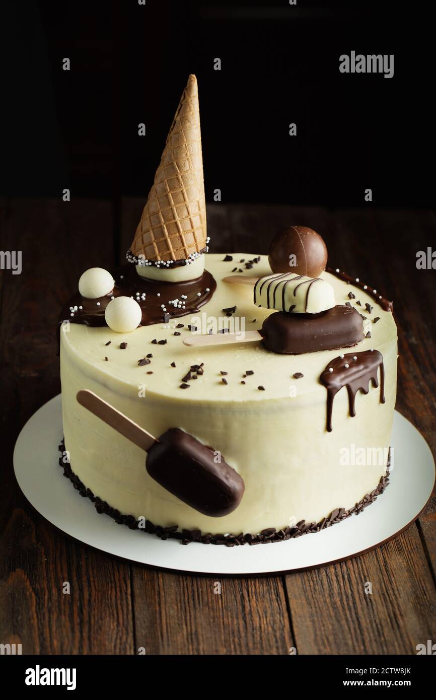Gateau Au Chocolat Blanc Decore De Popsicle Sur Un Baton Un Gaufrier Et Des Boules De Chocolat Gateau D Anniversaire Pour Enfants Gateau Pour Bebe Photo Stock Alamy