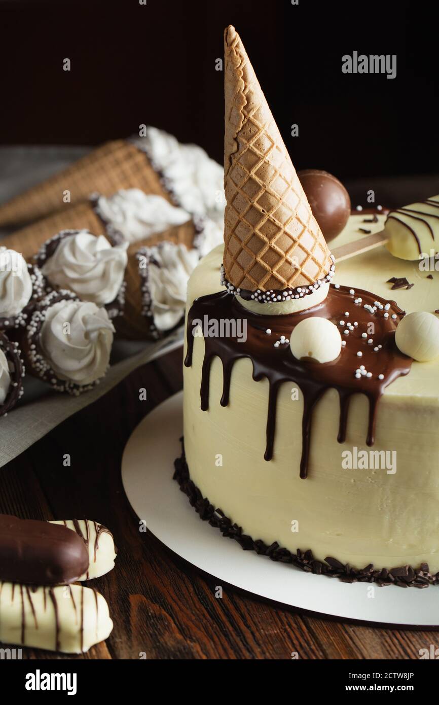 Gateau Au Chocolat Blanc Decore De Popsicle Sur Un Baton Un Gaufrier Et Des Boules De Chocolat Gateau D Anniversaire Pour Enfants Gateau Pour Bebe Photo Stock Alamy