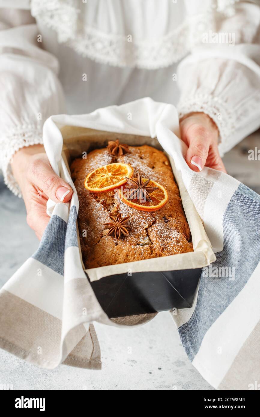 Stollen est un pain aux fruits à coque, aux épices, aux fruits secs ou confits, enrobé de sucre en poudre. C'est un pain allemand traditionnel mangé pendant le Christ Banque D'Images