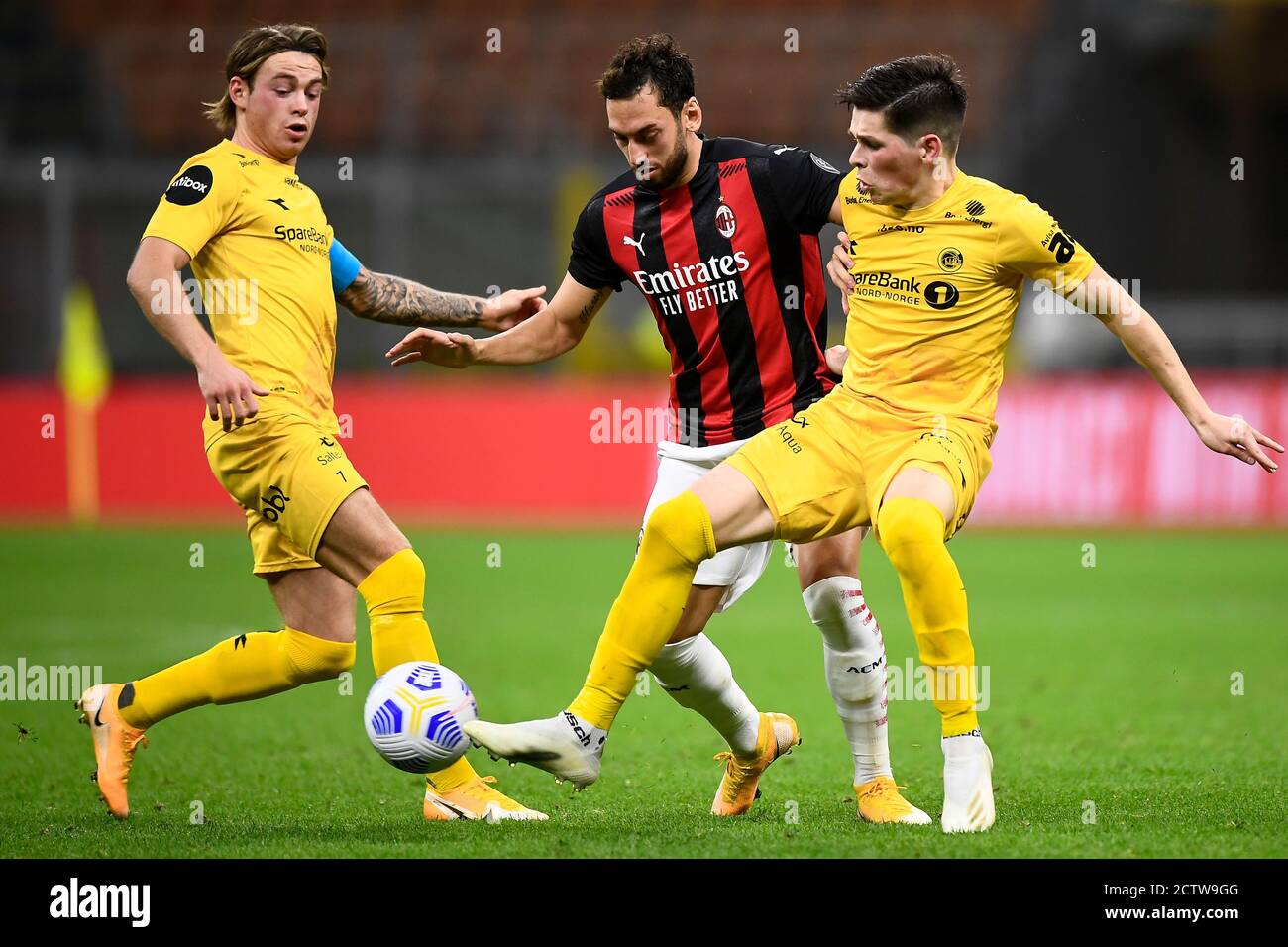 Milan, Italie. 24 septembre 2020. MILAN, ITALIE - 24 septembre 2020: Hakan Calhanoglu (C) de l'AC Milan concurrence pour le ballon avec Patrick Berg (L) et Sondre Brunstad Fetinat de FK Bodo/Glimt le troisième match de qualification de football de la Ligue Europa de l'UEFA entre l'AC Milan et le FK Bodo/Glimt. AC Milan a remporté 3-2 contre FK Bodo/Glimt. (Photo de Nicolò Campo/Sipa USA) crédit: SIPA USA/Alay Live News Banque D'Images