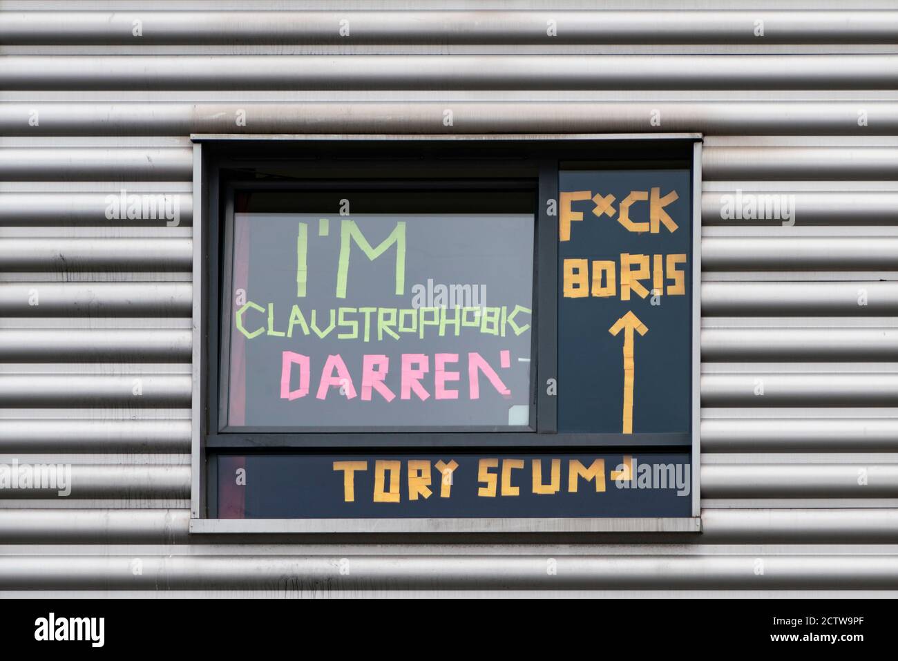 Dundee, Écosse, Royaume-Uni. 25 septembre 2020. Les étudiants ont affiché des panneaux et des messages de protestation sur les fenêtres de leurs chambres dans le Parker House Hall of Residence de l'université Abertay à Dundee. À la suite de nombreux tests positifs pour Covid-19 chez les étudiants vivant dans le bloc, on a dit de façon controversée aux étudiants de s'auto-isoler à l'intérieur et de ne pas rencontrer d'autres à l'extérieur du bâtiment. Iain Masterton/Alay Live News Banque D'Images