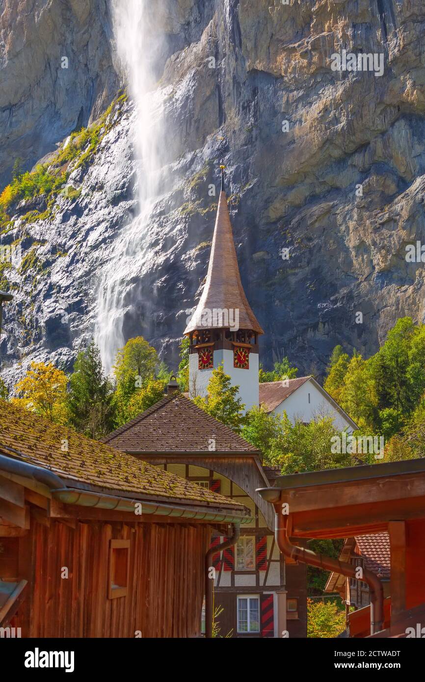 Vue d'automne de la chute d'eau Lauterbrunnen Staubbach Falls et de la tour de l'église dans les Alpes suisses, Suisse Banque D'Images