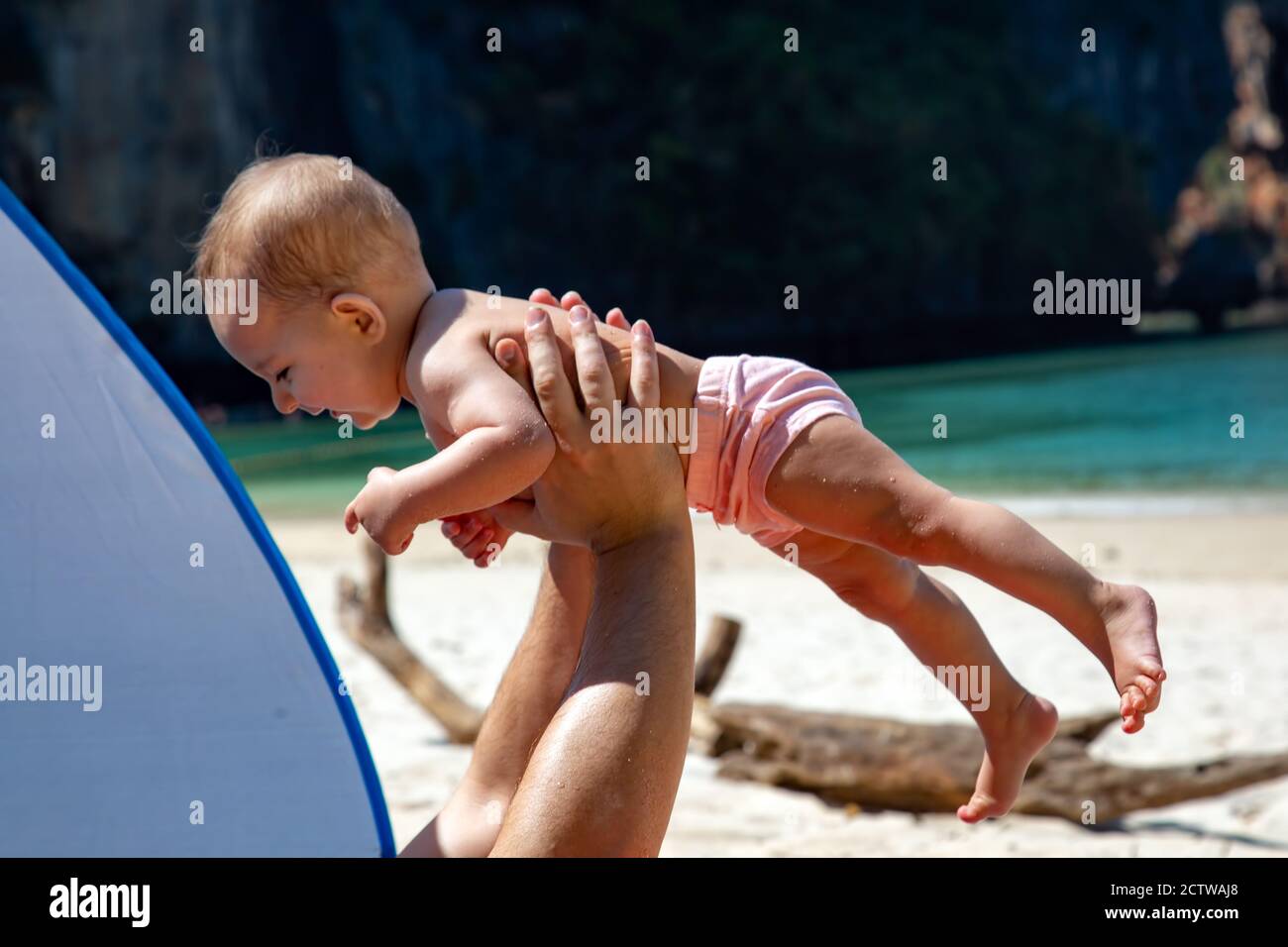 Joyeux Sourire Bebe Dans Les Bras De Papa Sur Une Plage Tropicale Jour Ensoleille Le Pere Jette Un Bebe Tout Petit Tenez Les Mains Enfants Photo Stock Alamy