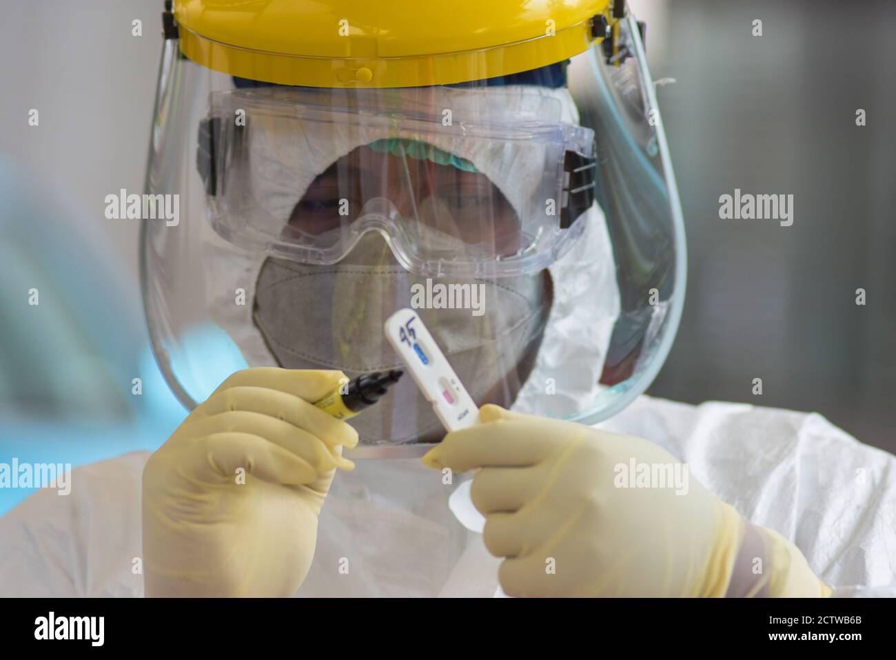 Le médecin hygiéniste a effectue un test rapide pour le coronavirus COVID-19 Banque D'Images Le médecin hygiéniste a effectue un test rapide pour le coronavirus COVID-19 Banque D'Images