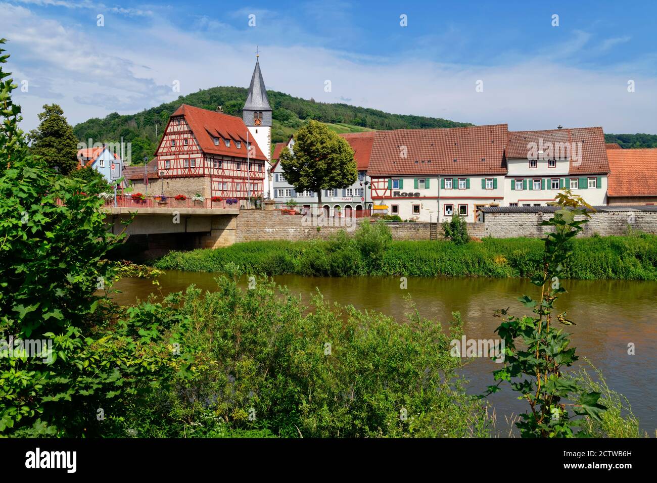 Niedernhall à Hohenlohe: Vue sur la ville avec Götzenhaus et l'église Laurentius, rivière Kocher en premier plan, Bade-Wurtemberg, Allemagne Banque D'Images