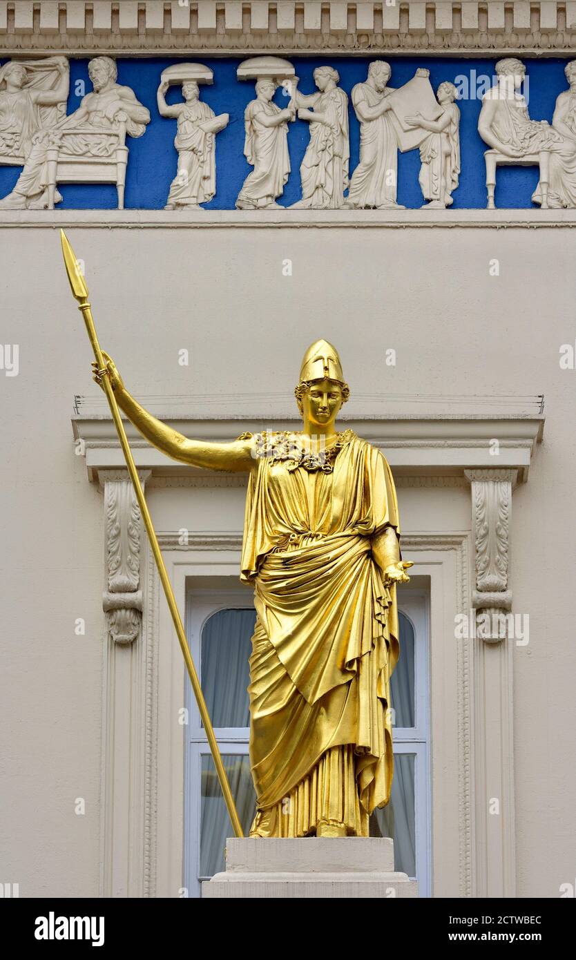 Londres, Angleterre, Royaume-Uni. Statue en marbre peint en or d'Athena/Pallas (mythologie grecque, ou Minerva - Roman) sur le portique du Athenaeum Club, Waterl Banque D'Images